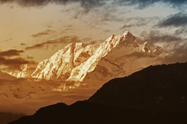 Kanchenjugha Dağı, Himalaya sıradağları, Sikkim, Hindistan 'da günbatımından güzel bir son ışık. Alacakaranlıkta dağların renkleri