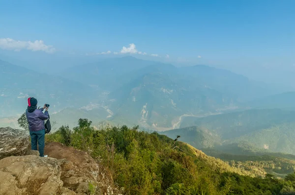 Ramitey bakış açısıyla fotoğraf çeken kadın, Sikkim, Hindistan. Bu açıdan, Tista Nehri 'nin kıvrımları ve dönüşleri aşağıdan görülebilir, Tista Nehri Sikkim Eyaleti' nden akar.,