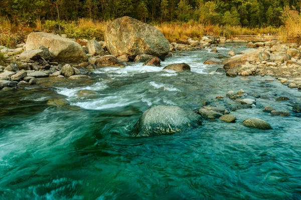 Όμορφο Νερό Του Ποταμού Ρέσι Ρέει Μέσα Από Πέτρες Και — Φωτογραφία Αρχείου