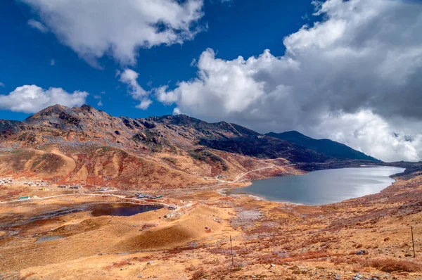 Fil Gölü, adını yalancı bir fil şeklinden almıştır, Sikkim 'in Kupup Vadisi' ndeki uzak yüksek irtifa gölü. Himalaya sıradağları, Sikkim, Hindistan