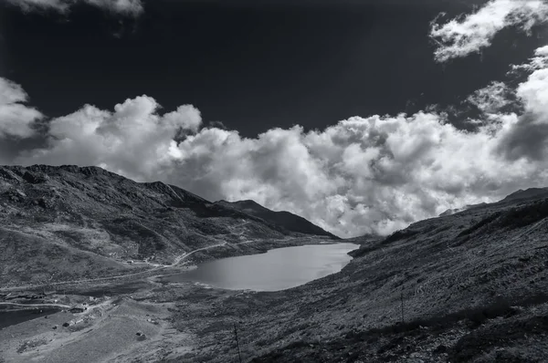 大象湖 Elephant Lake 得名于它的形状是一头躺着的大象 地处锡金库普谷地的一个遥远的高山湖泊 喜马拉雅山山脉 黑白图像 — 图库照片