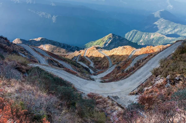 Eski İpek Yolu 'ndaki güzel kıvrımlı yollar, Çin ve Hindistan arasındaki İpek ticaret yolu, Sikkim