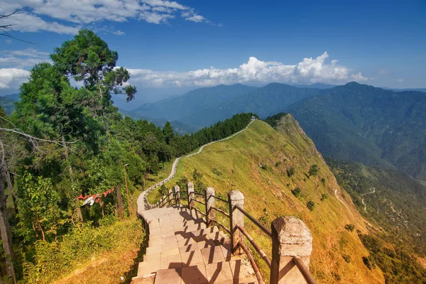 Tarey Bhir点是尼泊尔最受欢迎的旅游景点 Bhir 一词的意思是尼泊尔当地语言中的悬崖 大约一万英尺长的路 边缘有一个令人叹为观止的观点 人们可以欣赏到壮观的景色 — 图库照片