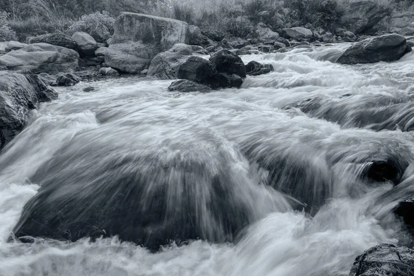Bela Água Rio Reshi Fluindo Através Pedras Rochas Amanhecer Sikkim — Fotografia de Stock