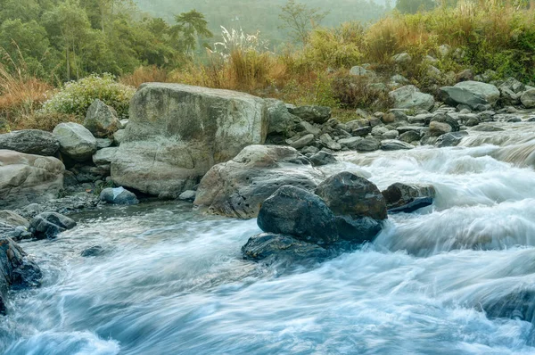 Όμορφο Νερό Του Ποταμού Ρέσι Ρέει Μέσα Από Πέτρες Και — Φωτογραφία Αρχείου