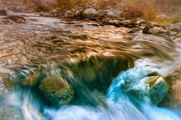 Prachtige Reshi Rivier Water Stroomt Door Stenen Rotsen Bij Dageraad — Stockfoto