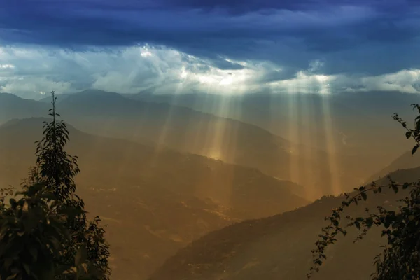 Solstrålar Som Kommer Molnet Brast Rabangla Sikkim Indien Träd Förgrunden — Stockfoto