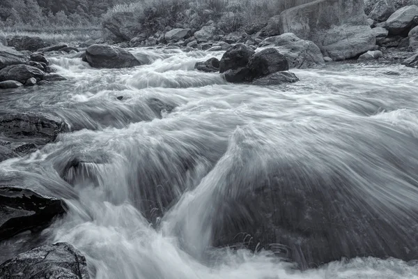 Красивая Река Реши Течет Через Камни Скалы Рассвете Сикким Индия — стоковое фото