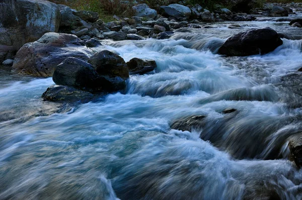 Woda Górskiej Rzece Zmierzchu — Zdjęcie stockowe