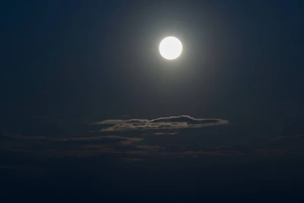 Луна Над Лунными Облаками Ночном Небе Сикким Индия — стоковое фото