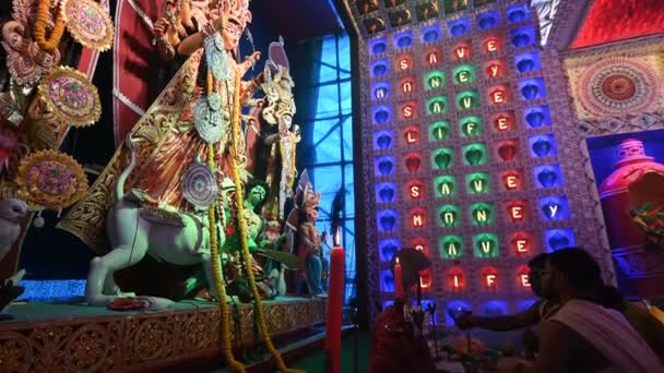 インド西ベンガル州ハウラー2019年10月5日 ヒンズー教徒のベンガル人聖職者がサンスクリット語のShlokasを唱え ダルガドゥルガの女神ドゥルガをドゥルガの中で崇拝するためのダルガドゥルガの儀式でAgarbatiを示すパンダル — ストック動画