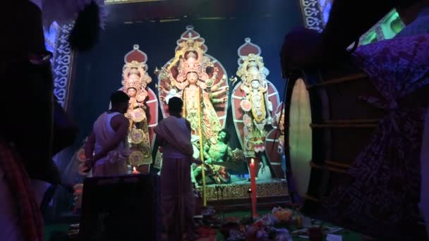 インドの西ベンガル州ハウラー 2019年10月5日 ヒンズー教徒のベンガル人聖職者がサンスクリット語のシュロカを唱え 女神ドゥルガにサリを捧げる ドゥルガ アラティ 太鼓の音で演奏されるヒンズー教の儀式 — ストック動画