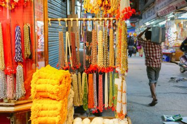 Haridwar, Garhwal, Hindistan - 3 Kasım 2018: Satılık parlak bir mal. Motibazar 'ın gece görüntüsü, Haridwar' ı ziyaret eden turistler için ünlü bir pazar yeri..