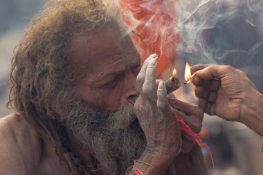BABUGHAT, KOLKATA, Batı BENGAL / INDIA - 11 HAZİRAN 2015: Esrar içen Hindu Sadhu, yerel olarak Ganja, bir tür kanabis sativa .