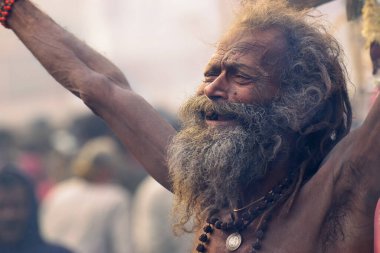 BABUGHAT, KOLKATA, BEST BENGAL / INDIA - 11 HAZİRAN 2015: Hindu Sadhu beyaz kül ile vücut ve yüz, kutsanmış Hintli erkekler.
