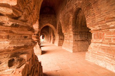 BISHNUPUR, Batı BENGAL / INDIA - 23 Ekim 2013: Rasmancha, 1587 yılında terracotta (fırınlanmış kil) ile aydınlanan eski tuğla tapınak. Burası, UNESCO mirası adayı Hindistan 'da ünlü bir dünya turizm merkezi..