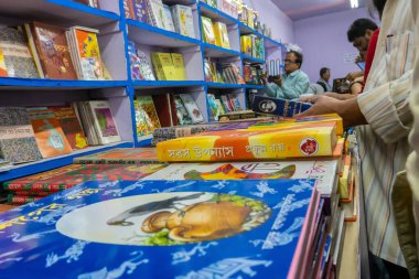 KOLKATA, Hindistan - 9 Şubat 2018: Kolkata kitap fuarındaki müşteriler. Dünya 'nın en büyük, en katılımcı ve en ünlü ticaret dışı kitap fuarıdır..