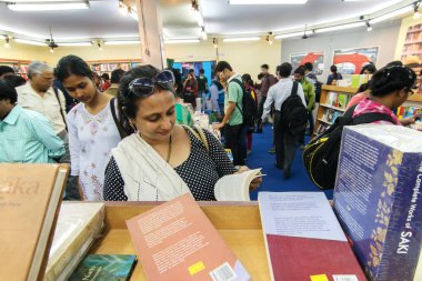 KOLKATA, INDIA - 5 Şubat 2015 'te Kolkata' da, Kolkata kitap fuarında kitap alan bilinmeyen mutlu kadın. Dünya 'nın en büyük, en katılımcı ve en ünlü ticaret dışı kitap fuarıdır..