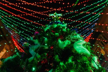 Mutlu Noeller - Noel ağacı. Kolkata, Hindistan 'da gece çekilen renkli ışık altında.