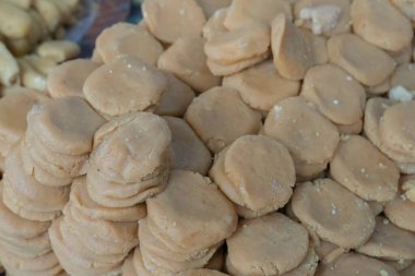 Penrha, konsantre sütten yapılmış Bengali tatlısı. Görüntü: Kolkata, Batı Bengal, Hindistan.