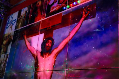 KOLKATA, Batı BENGAL, INDIA - 24 Aralık 2017: Bow kışlasında çarmıha gerilen İsa Mesih 'in resminin yansıması - Kuzey Kolkata İngiliz kolonisi. Kolkata 'da kutlama.