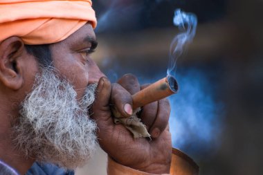 BABUGHAT, KOLKATA, Batı BENGAL / INDIA - 10 HAZİRAN 2015: Esrar içen Hindu Sadhu, yerel olarak Ganja, bir tür kanabis sativa .