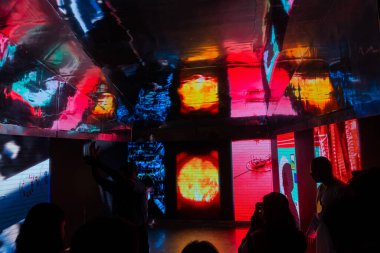 KOLKATA, INDIA - 9 Şubat 2018: Kitap fuarında 3-D sunumunu gösteren renkli bir kitaplığın içindeki müşteriler. Dünya 'nın en büyük, en katılımcı ve en ünlü ticaret dışı kitap fuarıdır..