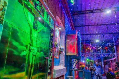 KOLKATA, Batı BENGAL, INDIA - 24 Aralık 2017: Bow kışlasında çarmıha gerilen İsa Mesih 'in resminin yansıması - Kuzey Kolkata İngiliz kolonisi. Kolkata 'da kutlama.