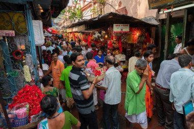 Kolkata, Batı Bengal, Hindistan - 15 Nisan 2019: Bir kovada çiçek taşıyan genç adam, tanrıça Laxmi ve tanrı Ganesh 'in putları. Görüntü: Kalighat, Bengali Yeni Yılı,