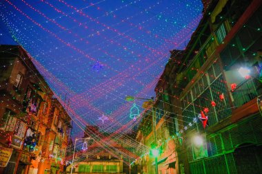 KOLKATA, Batı BEST BENGAL, INDIA - 24 Aralık 2017: Bow Kışlası 'nda Mutlu Noeller Kutlaması - Kolkata' nın ünlü Anglo-Hindistan caddesi. Tepemizde dekoratif ışıklar.