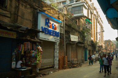 KOLKATA, Batı BENGAL, INDIA - 24 Aralık 2017: Eski ev ve modern perakende mağazaları - tipik bir kuzey kolkata evi.