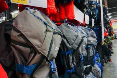 ULUBERIA, HOWRAH, BEST BENGAL / INDIA - 18 Mart 2018: Dünyanın en büyük spor malzemeleri perakendecisi olan Dechathlon S.A. mağazasında renkli spor çantaları sergilenmektedir. Editoryal stok resmi.