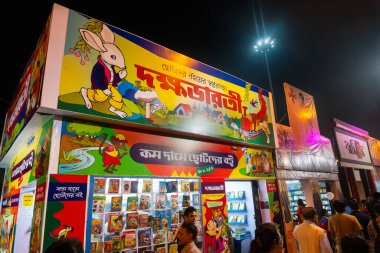 KOLKATA, INDIA - 9 Şubat 2018: Kolkata kitap fuarında Bengali 'nin (Hindistan' ın bir dili) büyük renkli kitap yayıncıları. Dünyanın en büyük ve en ünlü ticaret dışı kitap fuarıdır..