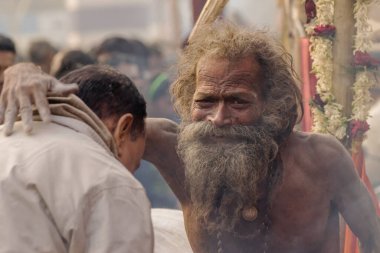 BABUGHAT, KOLKATA, Batı BENGAL / INDIA - 11 HAZİRAN 2015: Hindu Sadhu beyaz kül ile vücut ve yüz, kutsanmış Hintli dindar adam.