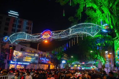 KOLKATA, Batı BENGAL, INDIA - 25 Aralık 2017: Park Street, Kolkata 'da güzel dekore edilmiş Mutlu Noeller. Noel kutlaması için en büyük yerlerden biri..