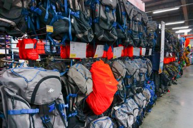 ULUBERIA, HOWRAH, BEST BENGAL / INDIA - 18 Mart 2018: Spor çantaları ve giysiler dünyanın en büyük spor malzemeleri perakendecisi Dechathlon S.A. 'da sergilenmektedir. Editoryal stok resmi.