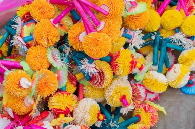 Termoolden yapılmış kırmızı ve beyaz renkli toplar, Hindu fanatikler için ibadet malzemeleri. Görüntü: Kalighat, Kolkata, Batı Bengal, Hindistan