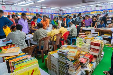 KOLKATA, INDIA - 9 Şubat 2018: Müşteriler Kolkata kitap fuarında renkli bir kitapçıdan kitap satın alıyorlar. Dünya 'nın en büyük, en katılımcı ve en ünlü ticaret dışı kitap fuarıdır..