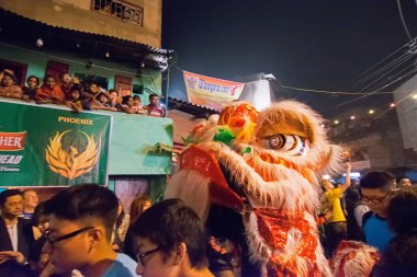 KOLKATA, Batı BENGAL, Hindistan - 7 Şubat 2016: Çin Yeni Yılı 'nın Çin Mahallesi, Kolkata' da Çin kızıl ejderhası ile kutlanması. Çin takvimine göre maymun yılıdır..