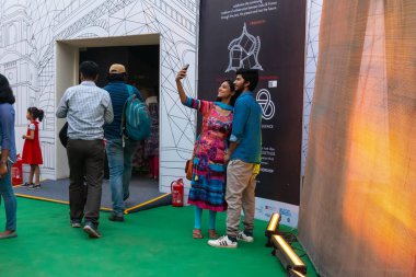 KOLKATA, INDIA - 9 Şubat 2018: Genç Bengalli Hintli çift, kitap satan büyük bir kitapçının önünde selfie çekiyorlar, dünyanın en büyük kitap fuarı..