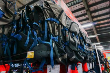 ULUBERIA, HOWRAH, BEST BENGAL / INDIA - 18 Mart 2018: Dünyanın en büyük spor malzemeleri perakendecisi olan Dechathlon S.A. mağazasında renkli spor çantaları sergilenmektedir. Editoryal stok resmi.