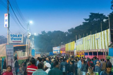 BABUGHAT, KOLKATA, BEST BENGAL / INDIA - 9 HAZİRAN 2018: Gangasagar için geçiş kampı Makar Sankranti (Ganj Nehri 'nde kutsal banyo). Renkli ışık ve kutsal dumanla vuruldu.