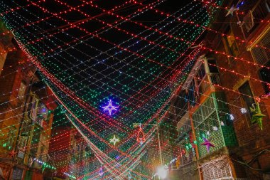 KOLKATA, Batı BENGAL, INDIA - 24 ARALIK 2017: Sokak, Bow Kışlası 'nda, ünlü Anglo-Hindistan caddesi Kolkata' da, gece vakti, tepedeki ışıklarla decoarte edilmiştir..