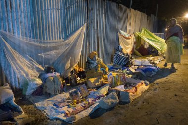 BABUGHAT, KOLKATA, BEST BENGAL / INDIA - 9 HAZİRAN 2018: Hint Hindu Sadhusu 'nun toplanması, Gangasagar transit kampında dini şarkılar söylemek. Kışın renkli ışıkta çekilen.