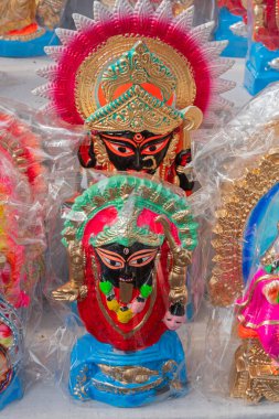 Tanrıça Kali 'nin renkli kil putu. Kalighat, Kolkata, Batı Bengal, Hindistan 'da satışta.