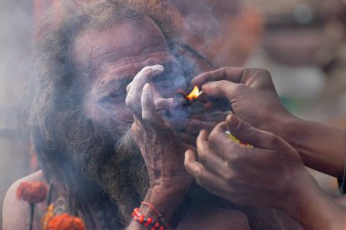 BABUGHAT, KOLKATA, Batı BENGAL / INDIA - 11 HAZİRAN 2015: Esrar içen Hindu Sadhu, yerel olarak Ganja, bir tür kanabis sativa .