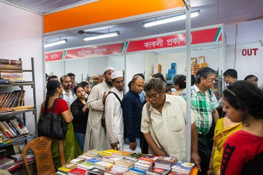 KOLKATA, INDIA - 9 Şubat 2018: Hindu ve Müslüman dinlerin müşterileri Kolkata kitap fuarında renkli kitap tezgahlarını ziyaret ediyorlar. Dünyanın en büyük, en çok katılımlı kitap fuarı..