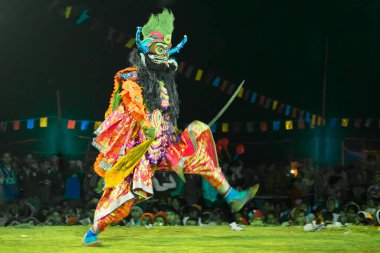 BAMNIA, PURULIA, BEST BENGAL, Hindistan - 23 ARALIK 2015: Chhau Dans Festivali 'nde dansçı. Hindu efsanesine dayanan bir Hint kabilesi dansı. Renkli ışığın altında çekilen.