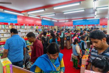 KOLKATA, INDIA - 9 Şubat 2018: Müşteriler Kolkata kitap fuarında renkli bir kitapçıdan kitap satın alıyorlar. Dünya 'nın en büyük, en katılımcı ve en ünlü ticaret dışı kitap fuarıdır..
