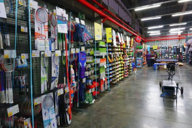 ULUBERIA, HOWRAH, BEST BENGAL / INDIA - 18 Mart 2018: Badminton raketleri dünyanın en büyük spor malzemeleri perakendecisi Dechathlon S.A. 'da sergilenmektedir. Editoryal stok resmi.